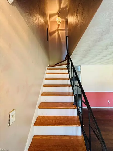 7 Shirley Dr, Hampton, VA 23666 photo 4