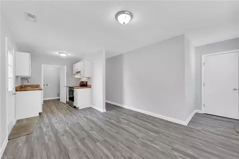 Entry Way - 920 Mason St, Hampton, VA 23669 photo 2 of 7
