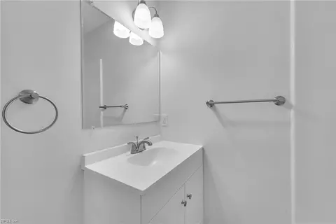 Bath - 920 Mason St, Hampton, VA 23669 photo 3 of 3