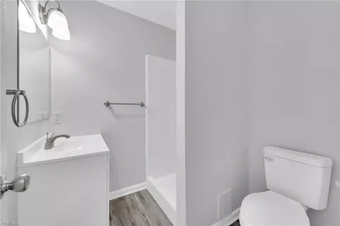 Bath - 920 Mason St, Hampton, VA 23669 photo 2 of 3