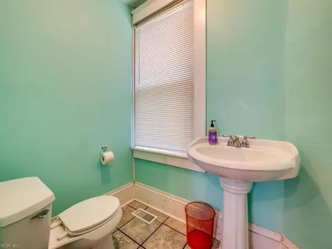 Bath - 270 Columbia Ave, Hampton, VA 23669 photo 5 of 5