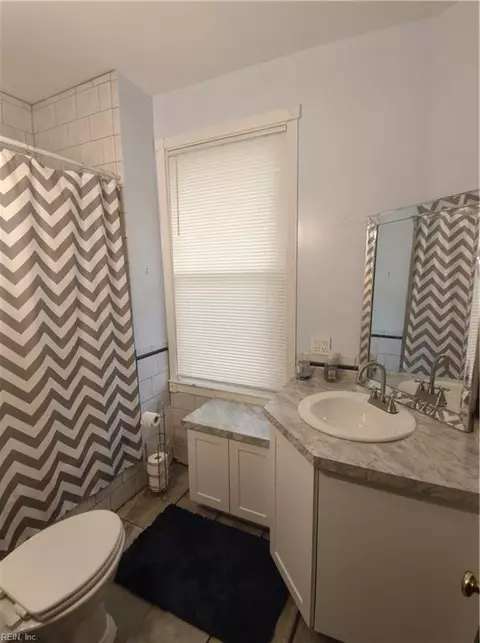 Bath - 270 Columbia Ave, Hampton, VA 23669 photo 3 of 5