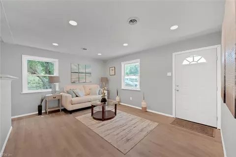 Living - 1500 Morgan Dr, Hampton, VA 23663 photo 2 of 4