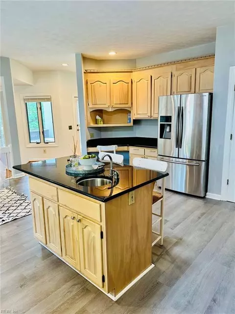 Kitchen - 4024 Grant Ct, Chesapeake, VA 23321 photo 4 of 6