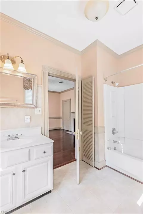 Bath - 336 Main St, Smithfield, VA 23430 photo 2 of 4