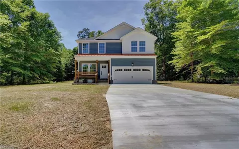 324 Woodland Dr, Franklin, VA 23851