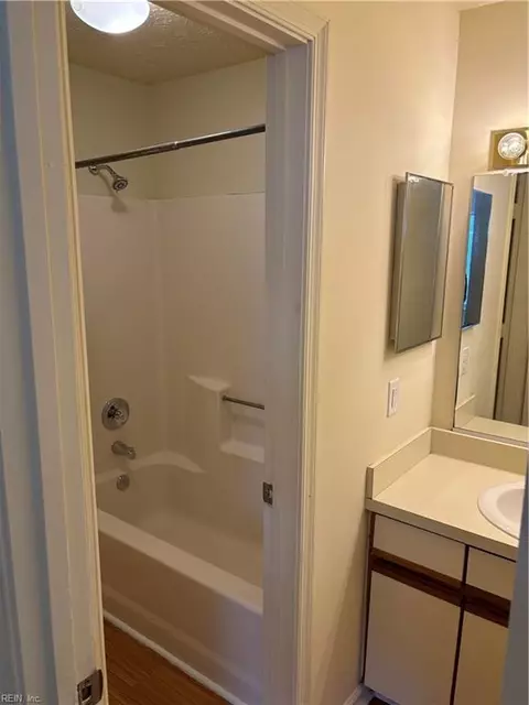 Bath - 97 Cape Dorey Dr #3A, Hampton, VA 23666 photo 2 of 3