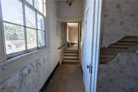 Entry Way - 7260 Main St, Gloucester, VA 23061 photo 5 of 6