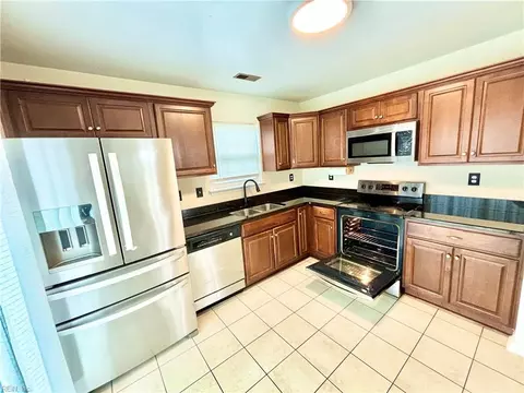 1176 Lord Dunmore Dr, Virginia Beach, VA 23464