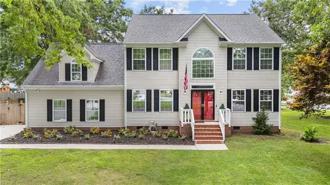 800 Stardale Cir, Chesapeake, VA 23322