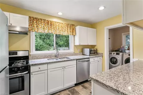 36 Saint Albans Dr, Hampton, VA 23669