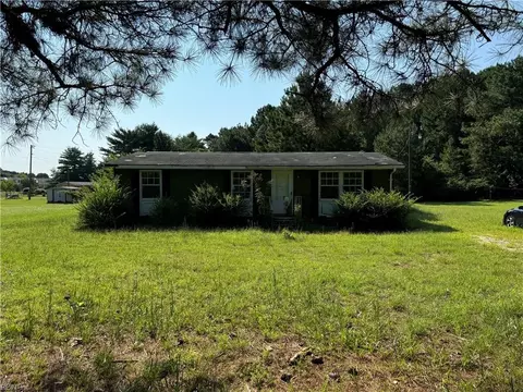 26200 Peters Bridge Rd, Courtland, VA 23837