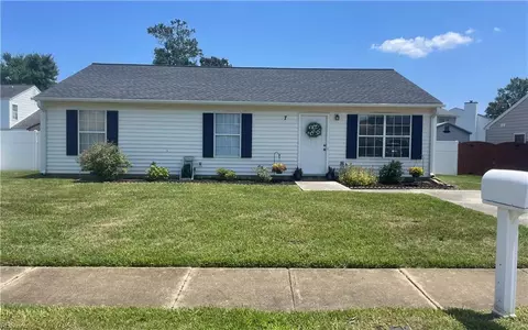 7 Harrogate Ln, Hampton, VA 23666