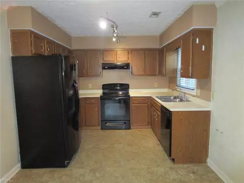 233 Loch Cir, Hampton, VA 23669 photo 11