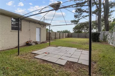 Exterior - 1401 Spring Rd, Chesapeake, VA 23321 photo 11 of 12