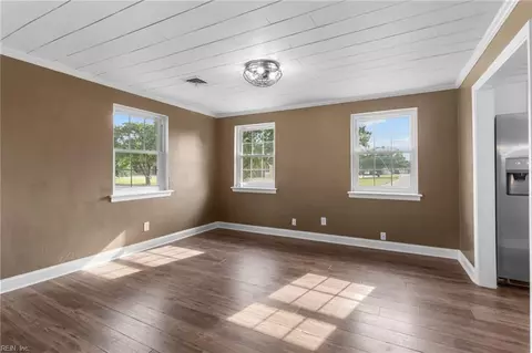 Living - 1401 Spring Rd, Chesapeake, VA 23321 photo 4 of 11