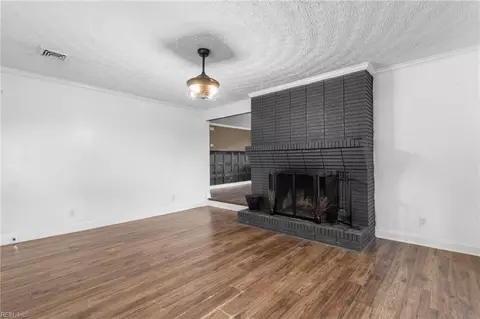 Living - 1401 Spring Rd, Chesapeake, VA 23321 photo 8 of 11