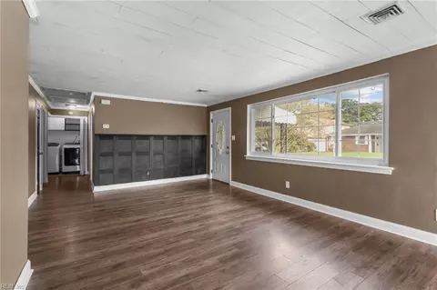 Living - 1401 Spring Rd, Chesapeake, VA 23321 photo 3 of 11