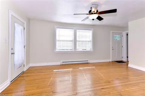 15 Charles St, Hampton, VA 23669 photo 3