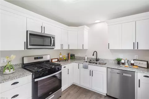 6 Woody Cir, Hampton, VA 23669