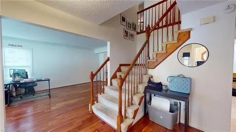 Entry Way - 3 Stephen Conway Ct, Hampton, VA 23666 photo 2 of 6