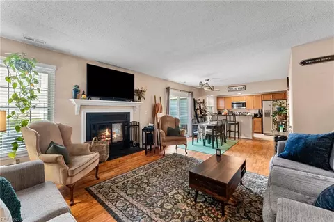 634 Ridge Cir, Chesapeake, VA 23320