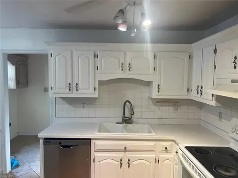 1332 Fordyce Dr, Chesapeake, VA 23322