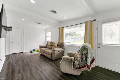 902 Amick Rd, Chesapeake, VA 23324