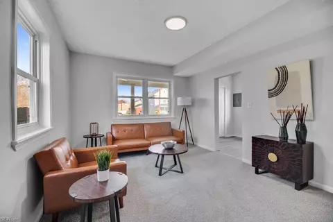 Living - 525 Wine St, Hampton, VA 23669 photo 1 of 2