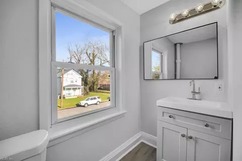 Bath - 525 Wine St, Hampton, VA 23669 photo 2 of 3