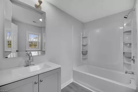 Bath - 525 Wine St, Hampton, VA 23669 photo 3 of 3