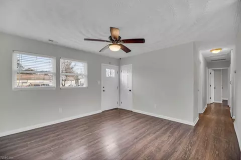 Entry Way - 1810 Darville Dr, Hampton, VA 23663 photo 4 of 5