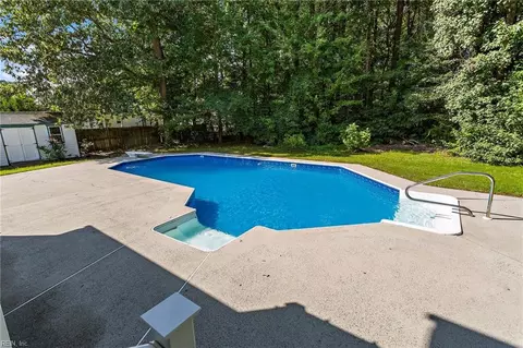 Exterior - 1104 Cherrytree Ln, Chesapeake, VA 23320 photo 5 of 7