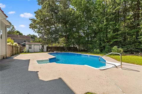 Exterior - 1104 Cherrytree Ln, Chesapeake, VA 23320 photo 3 of 7
