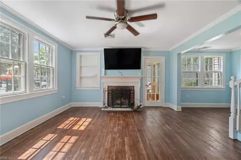 Living - 70 S Boxwood St, Hampton, VA 23669 photo 1 of 2