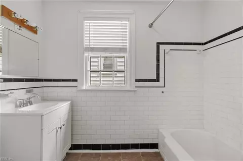 Bath - 70 S Boxwood St, Hampton, VA 23669 photo 2 of 2