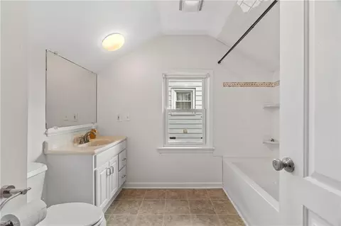 Bath - 70 S Boxwood St, Hampton, VA 23669 photo 1 of 2