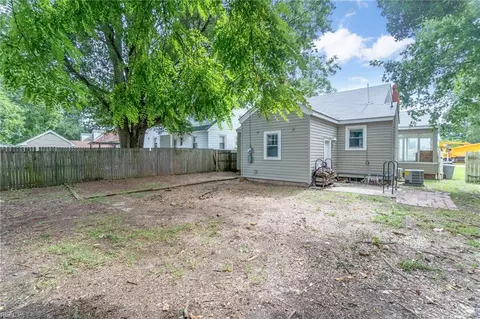 Exterior - 70 S Boxwood St, Hampton, VA 23669 photo 8 of 10