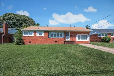15 Woodburn Dr, Hampton, VA 23664