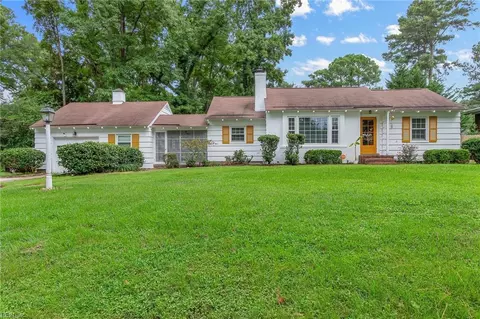 2317 Sterling Point Dr, Portsmouth, VA 23703