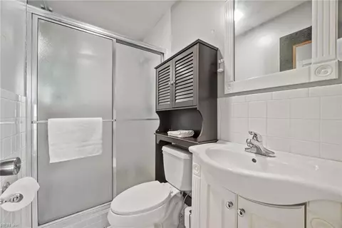 Bath - 76 Longwood Dr, Hampton, VA 23669 photo 1 of 2