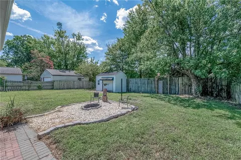 Exterior - 76 Longwood Dr, Hampton, VA 23669 photo 2 of 9