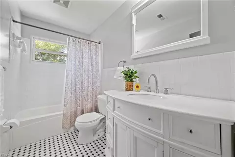 Bath - 76 Longwood Dr, Hampton, VA 23669 photo 2 of 2