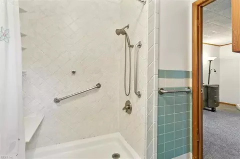 Bath - 41 Orchard Ave, Hampton, VA 23661 photo 3 of 6