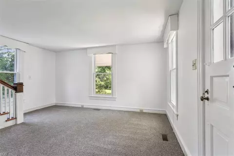 Living - 41 Orchard Ave, Hampton, VA 23661 photo 4 of 6