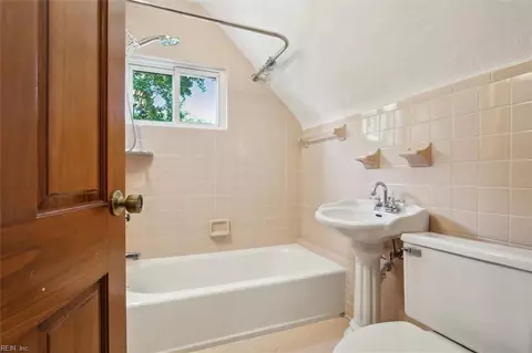 Bath - 41 Orchard Ave, Hampton, VA 23661 photo 5 of 6