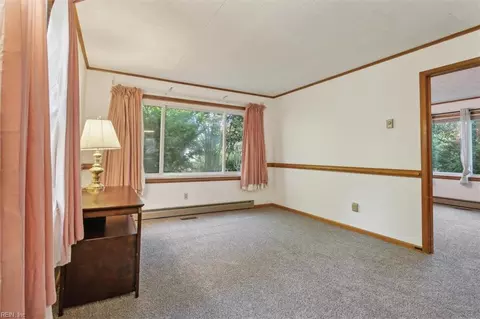 Living - 41 Orchard Ave, Hampton, VA 23661 photo 2 of 6