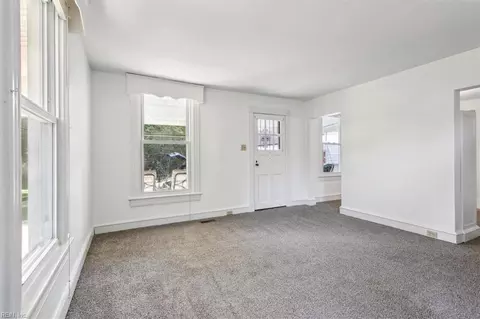Living - 41 Orchard Ave, Hampton, VA 23661 photo 3 of 6