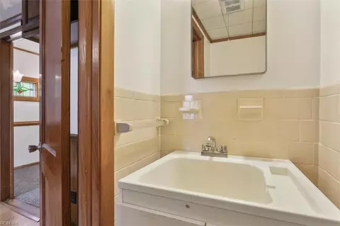Bath - 41 Orchard Ave, Hampton, VA 23661 photo 1 of 6