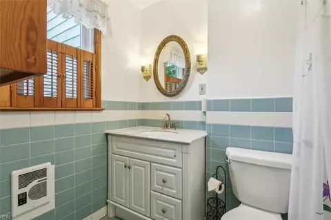 Bath - 41 Orchard Ave, Hampton, VA 23661 photo 2 of 6